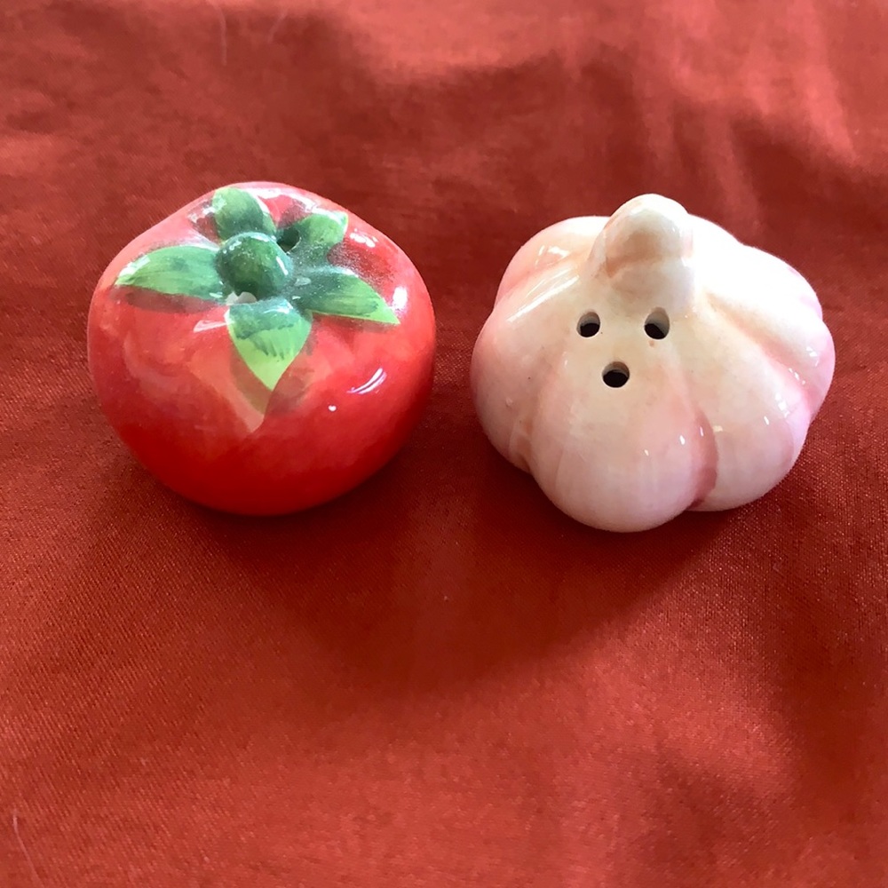 Onion and tomato salt and pepper shakers